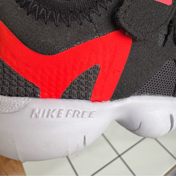 Nike Black and Red Sneakers with Velcro Closure - Picture 6 of 9